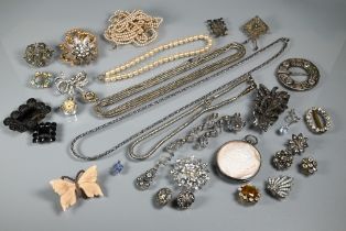 A small collection of costume jewellery including simulated pearls, brooches, white metal chain,