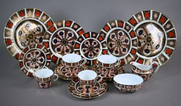 Four Royal Crown Derby Old Imari tea cups and saucers 1991, four 16 cm tea plates (undated), two