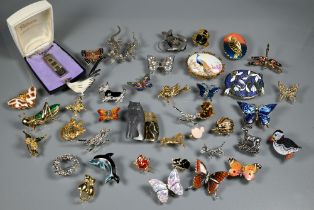 Approx 40 various costume jewellery brooches including butterflies, cats, lizards, etc to/w a silver