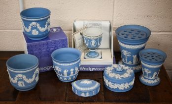 A Wedgwood boxed limited edition Jasper ware 1977 Jubilee commemorative goblet, no.454/750, to/w two