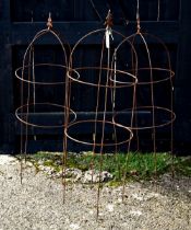 A trio of weathered steel arrow-head garden obelisks, approx. 120 cm x 43 cm