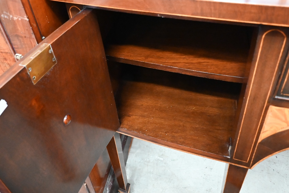 A Titchmarsh & Goodwin Georgian style mahogany bowfront sideboard, 170 x 60 x 90 cm high - Image 5 of 6