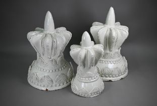 A pair of Moroccan white-painted pottery crown-shaped finials, 50 cm h to/with an smaller crown,