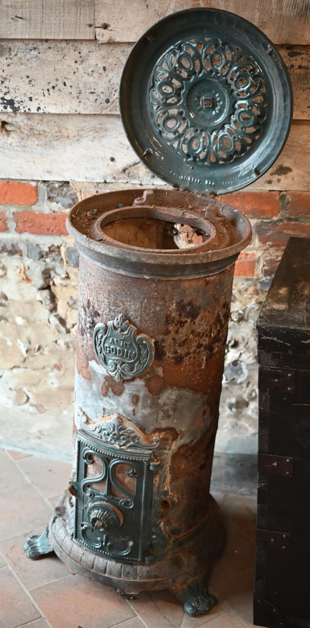 An early 20th century French Godin part enamelled and cast iron stove / greenhouse heater - Image 3 of 3