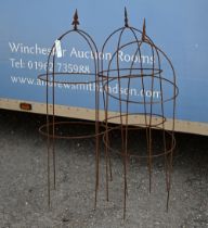 A trio of weathered steel arrow-head garden obelisks, approx. 110 cm x 40 cm