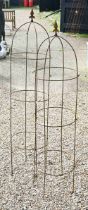 A pair of weathered steel arrow-head garden obelisks, approx. 160 cm x 38 cm