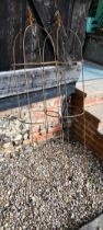 A pair of weathered steel arrow-head garden obelisks, approx. 160 cm x 33 cm