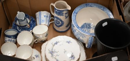 A Victorian blue and white 'Korea' pattern chamber pot, to/w various decorative tea ware and a