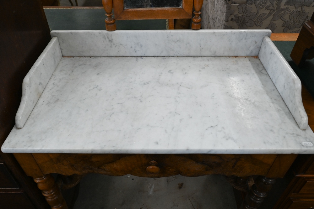 An antique French walnut marble top wash stand with single drawer, mirror and turned legs, 80 x 45 x - Image 2 of 4