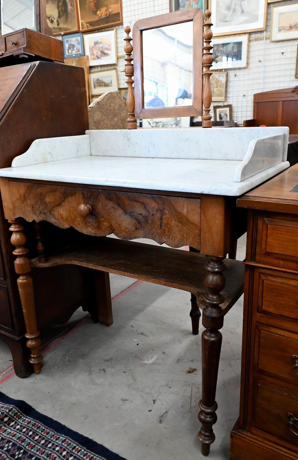 An antique French walnut marble top wash stand with single drawer, mirror and turned legs, 80 x 45 x - Image 4 of 4