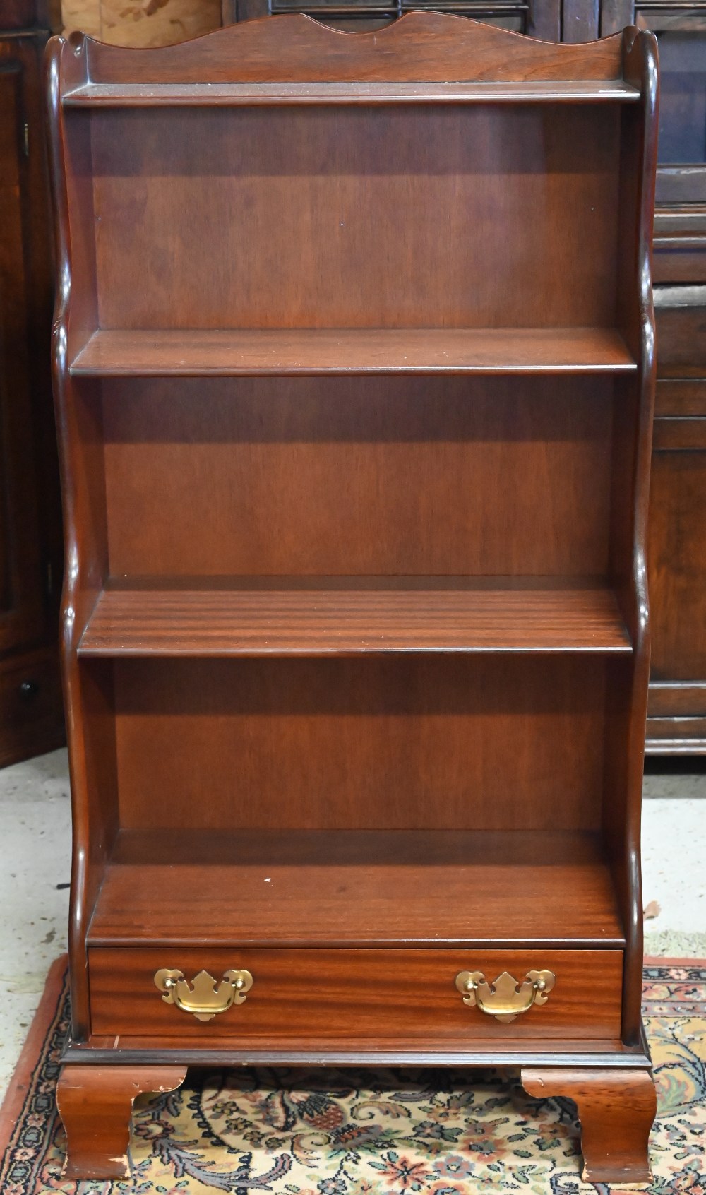 A reproduction mahogany waterfall bookcase with single drawer standing on bracket feet, 58 x 30 x - Image 4 of 4