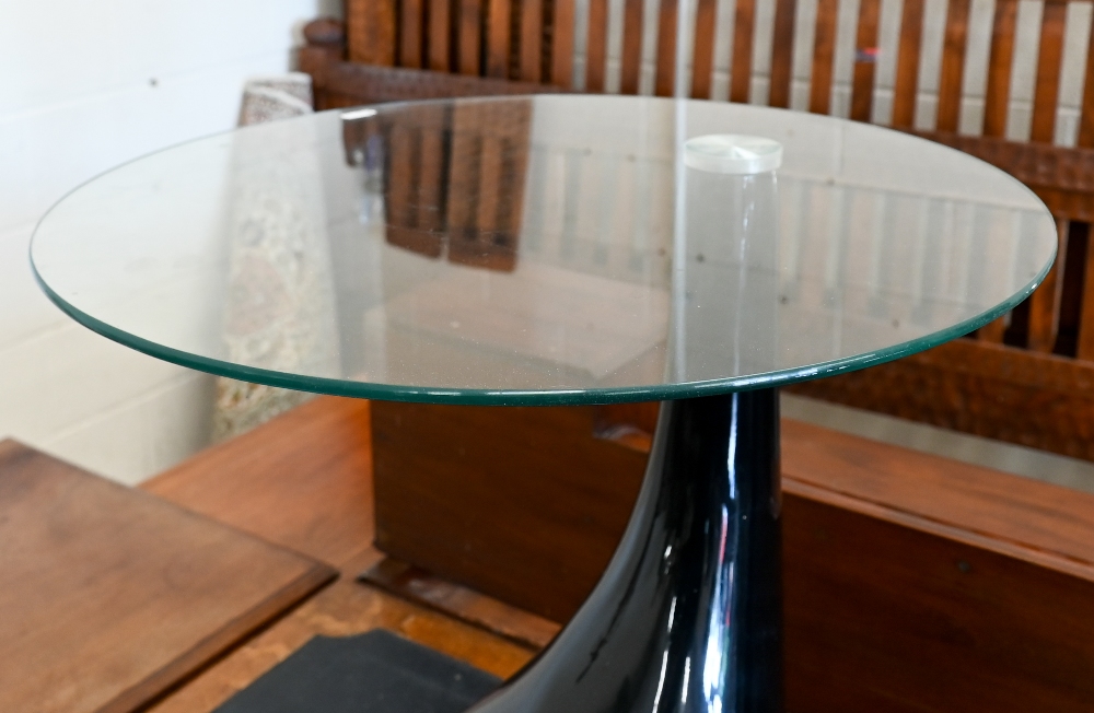 A contemporary glass-top side table with black high gloss 'tear drop' fibreglass base, 50 cm diam - Image 3 of 6