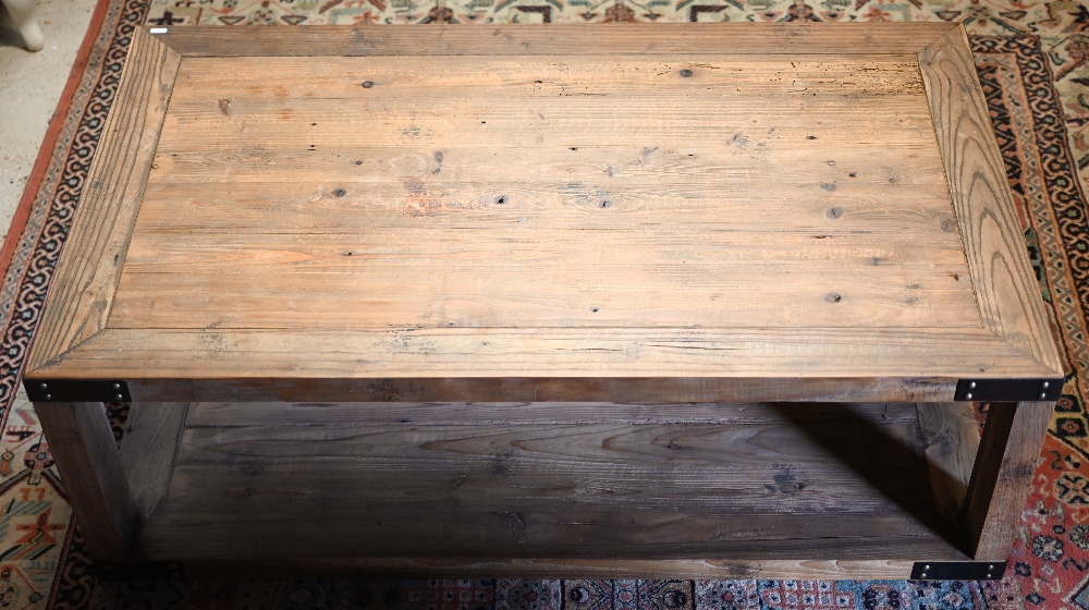 A rustic stained hardwood two-tier coffee table, 120 x 70 x 40 cm h - Image 2 of 4