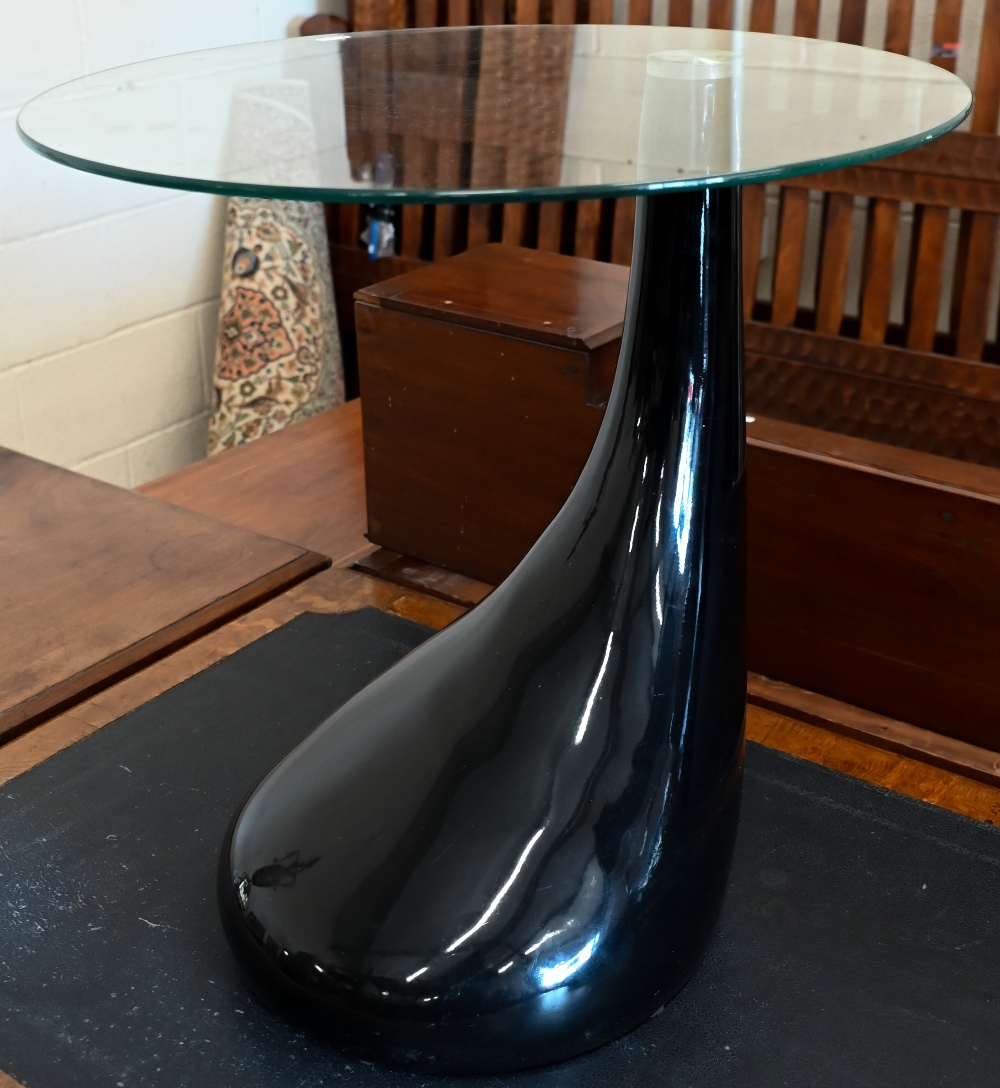 A contemporary glass-top side table with black high gloss 'tear drop' fibreglass base, 50 cm diam - Image 2 of 6