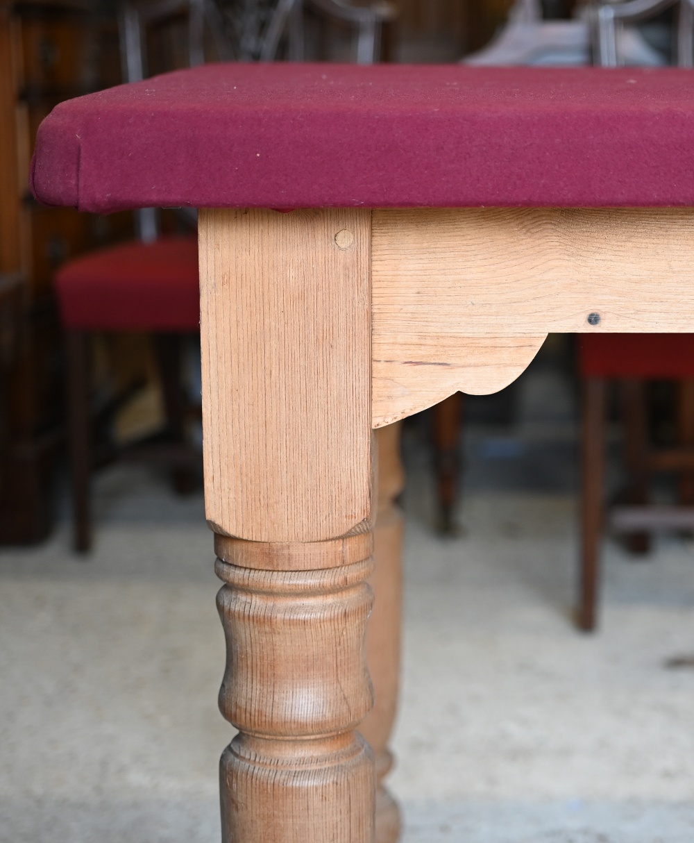 A pine workshop/crafting table with magenta baize covered top and turned legs, 140 x 86 x 78 cm h - Image 3 of 3