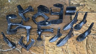 Five cast-iron cobbler's lasts with three 'feet' to/w a graduated mixed set of single lasts with