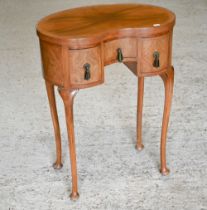Edwardian walnut kidney shaped side table with three drawers, on pad footed cabriole supports, 52 cm