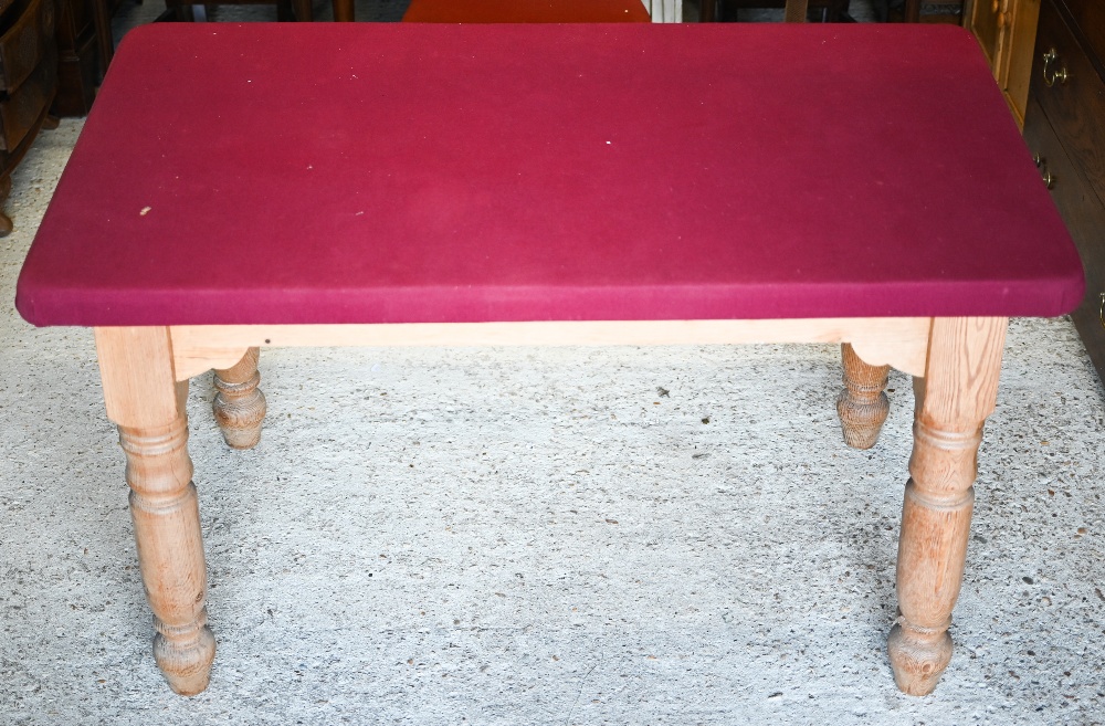 A pine workshop/crafting table with magenta baize covered top and turned legs, 140 x 86 x 78 cm h - Image 2 of 3