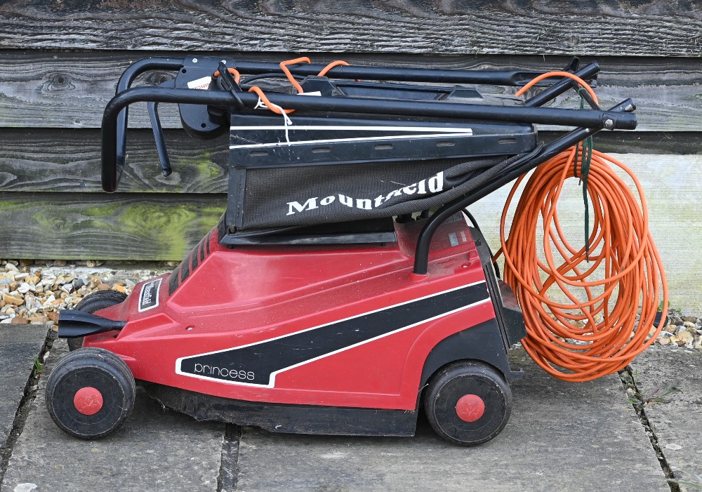 A Mountfield Ransomes 240v electric lawn mower c/with clippings bag - Image 4 of 4