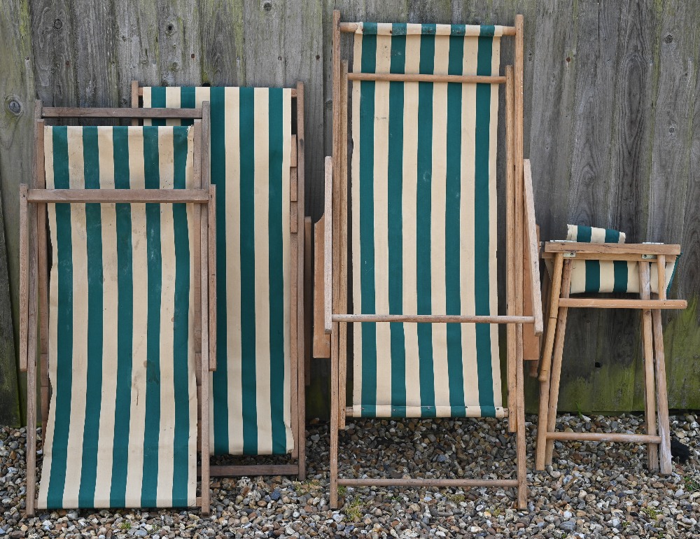 Three vintage green-striped deckchairs to/with a conforming folding table (4) - Image 3 of 3