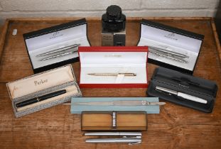 A vintage boxed Parker Victory fountain pen with 14k nib to/w various other boxed pens and pencils