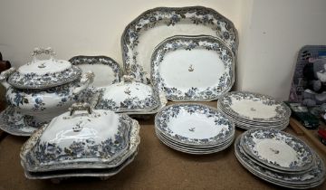 Spodes New Fayence lidded soup tureen and base together with matching entree dishes and covers,