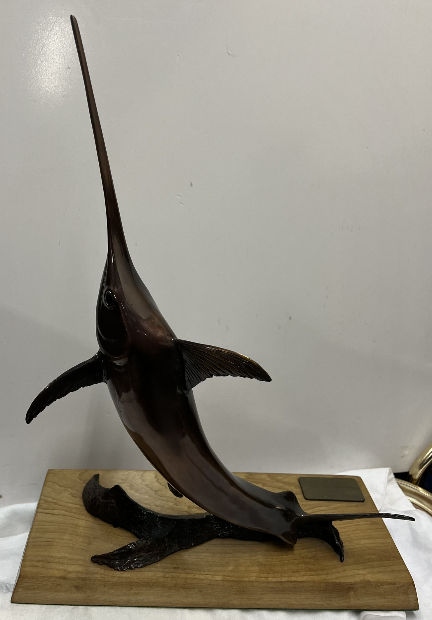Len Jones (South African) A Bronze Marlin Mounted on a wooden base Signed Bears a plaque "Danny - Image 3 of 3