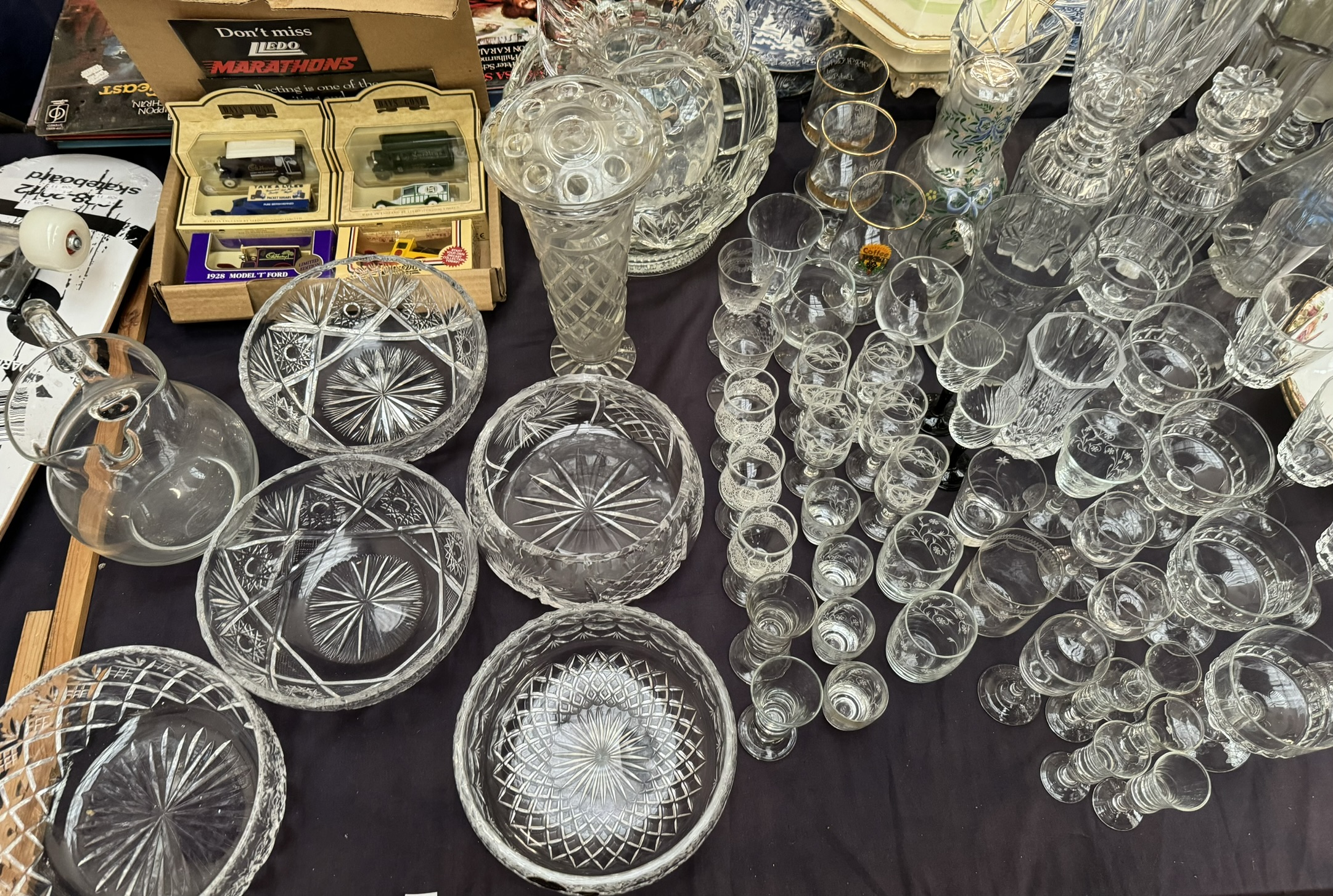 An extensive lot including drinking glasses, glass bowls, glass jugs, pottery plates, - Image 4 of 4