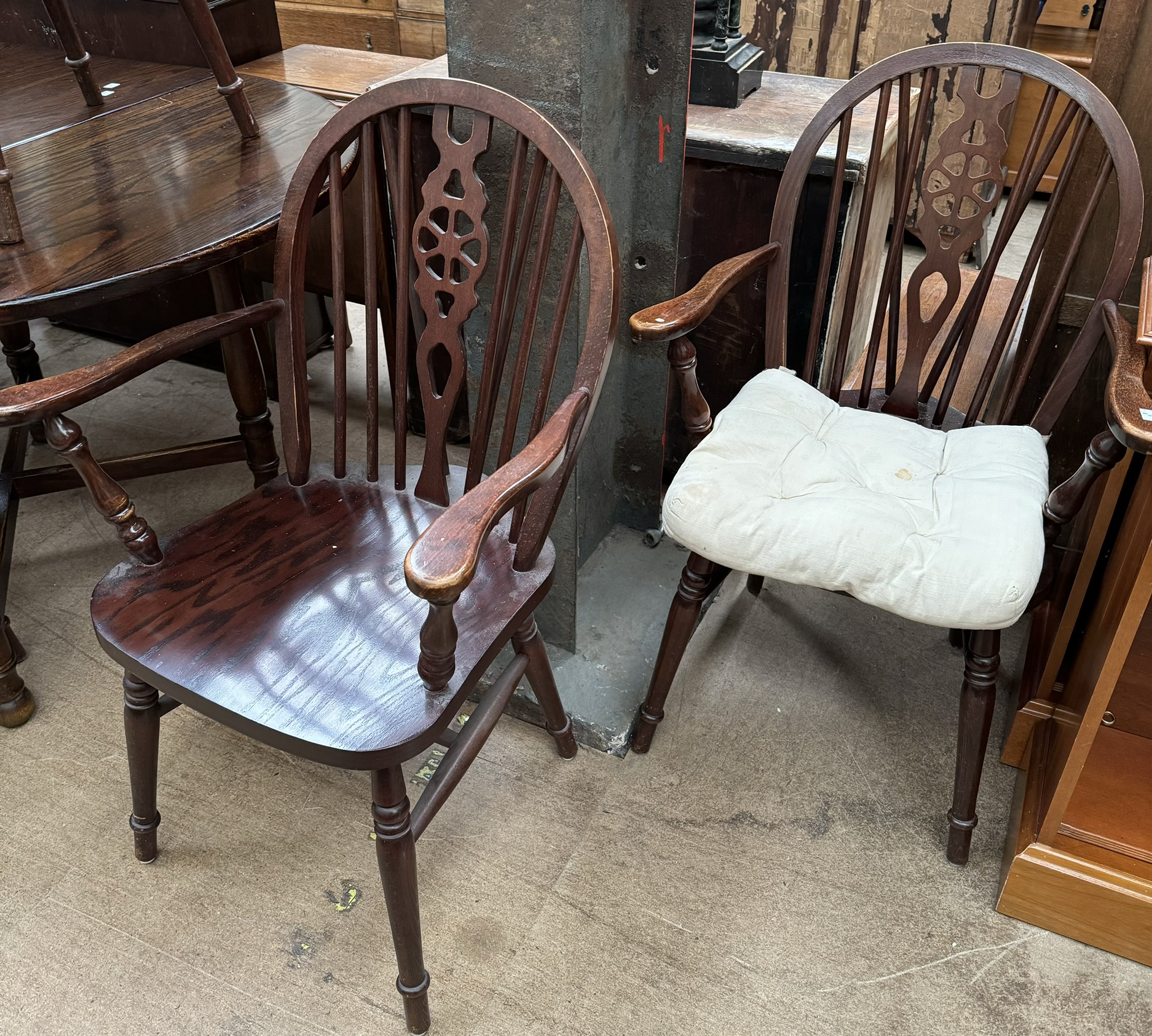 A 20th century oak extending dining table together with a set of six wheelback dining chairs - Image 2 of 2