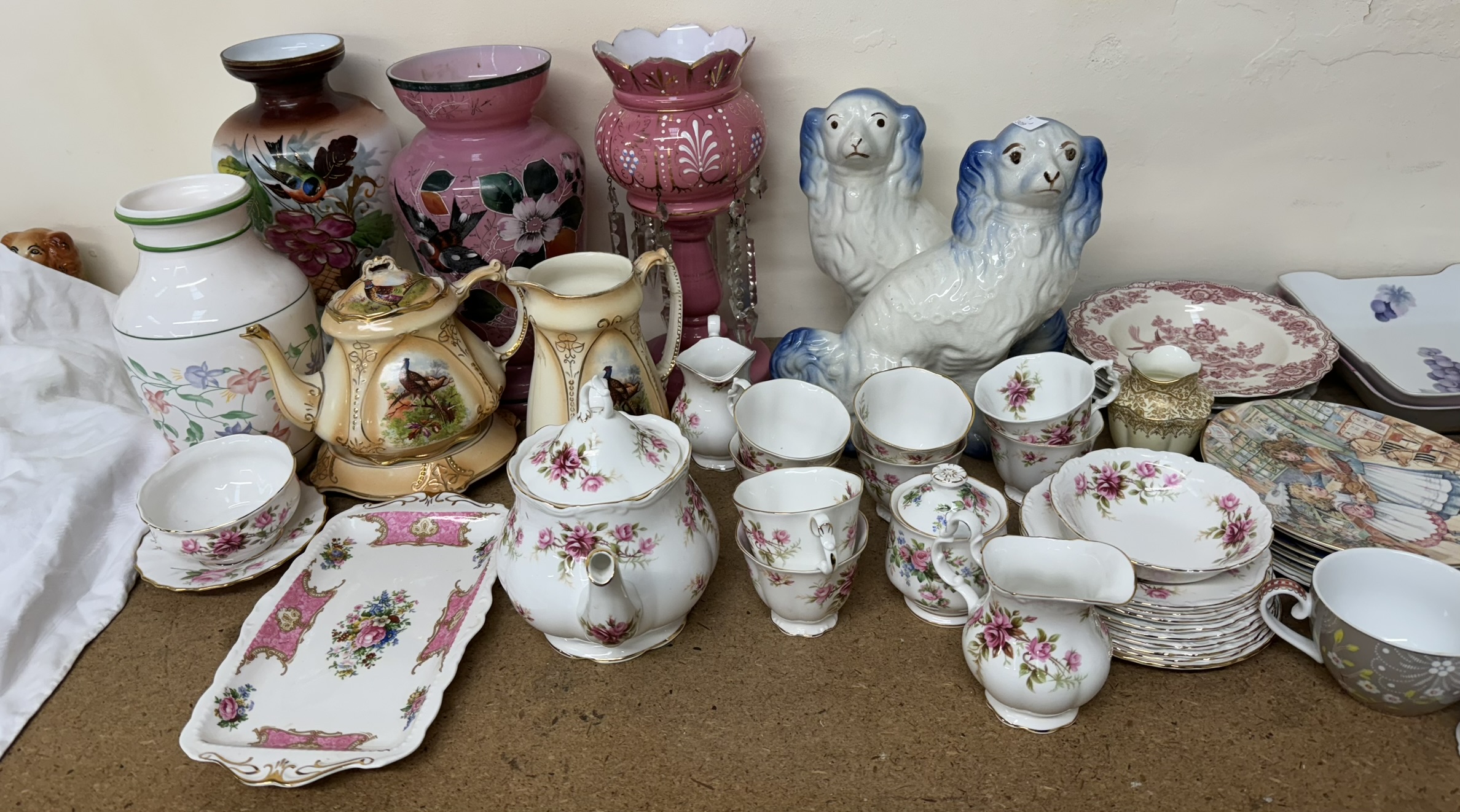 A Royal Albert Romance pattern part tea service together with a pink glass table lustre, - Bild 2 aus 5