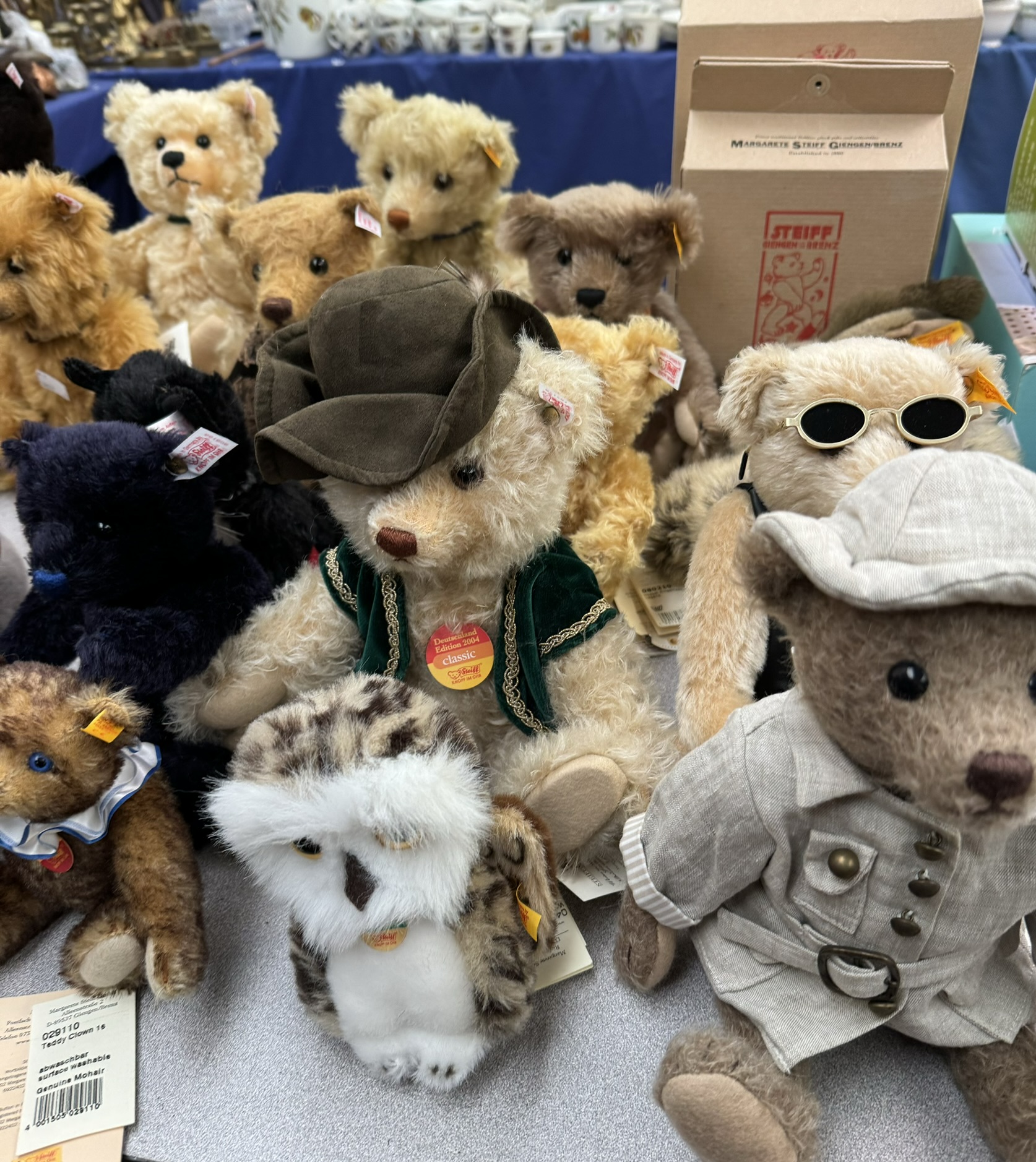 A collection of modern Steiff teddy bears including Blond Biker, Livingstone, - Bild 2 aus 5