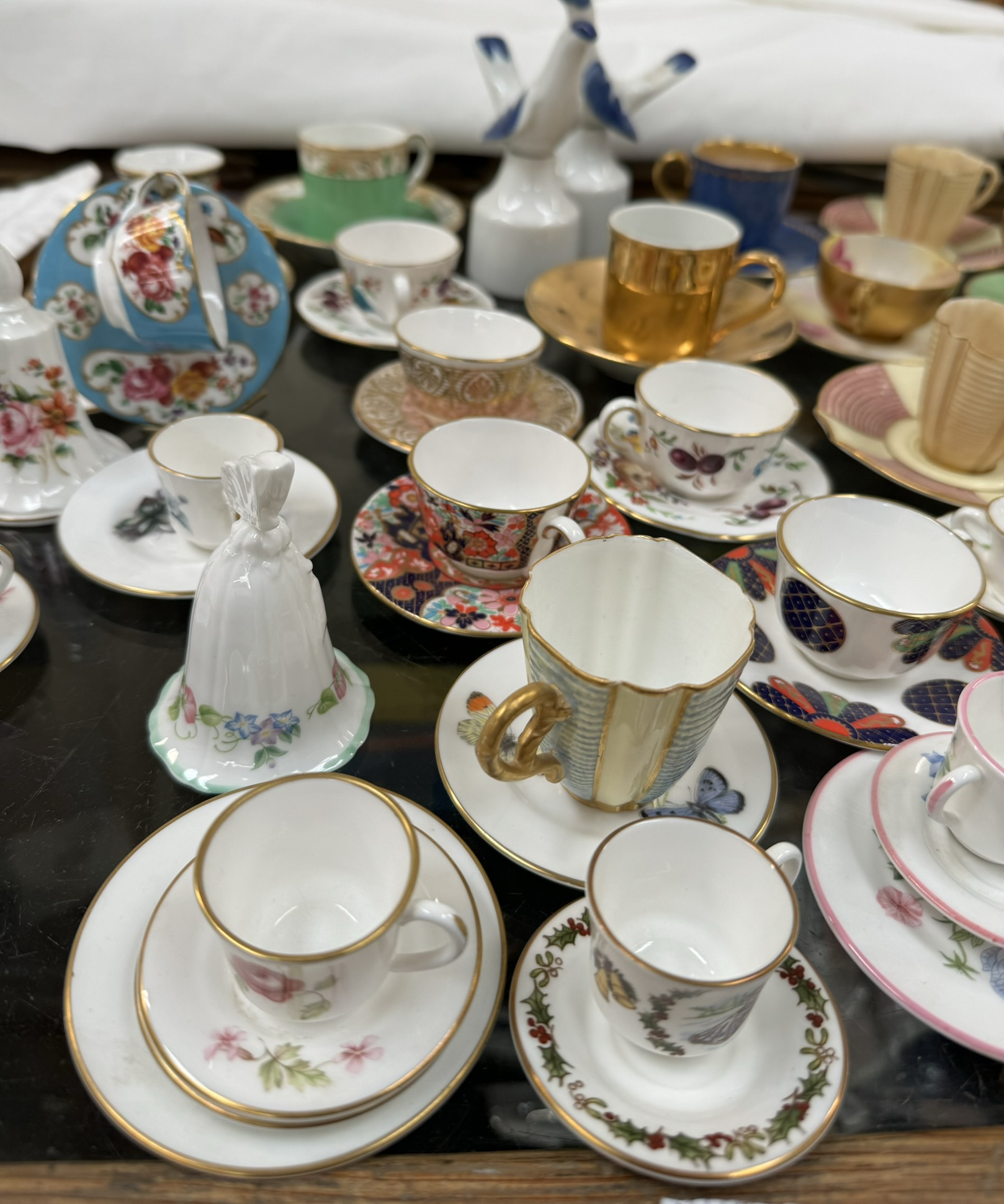 Two Royal Worcester rose decorated cabinet cup and saucer together with a collection of cabinet - Image 10 of 10