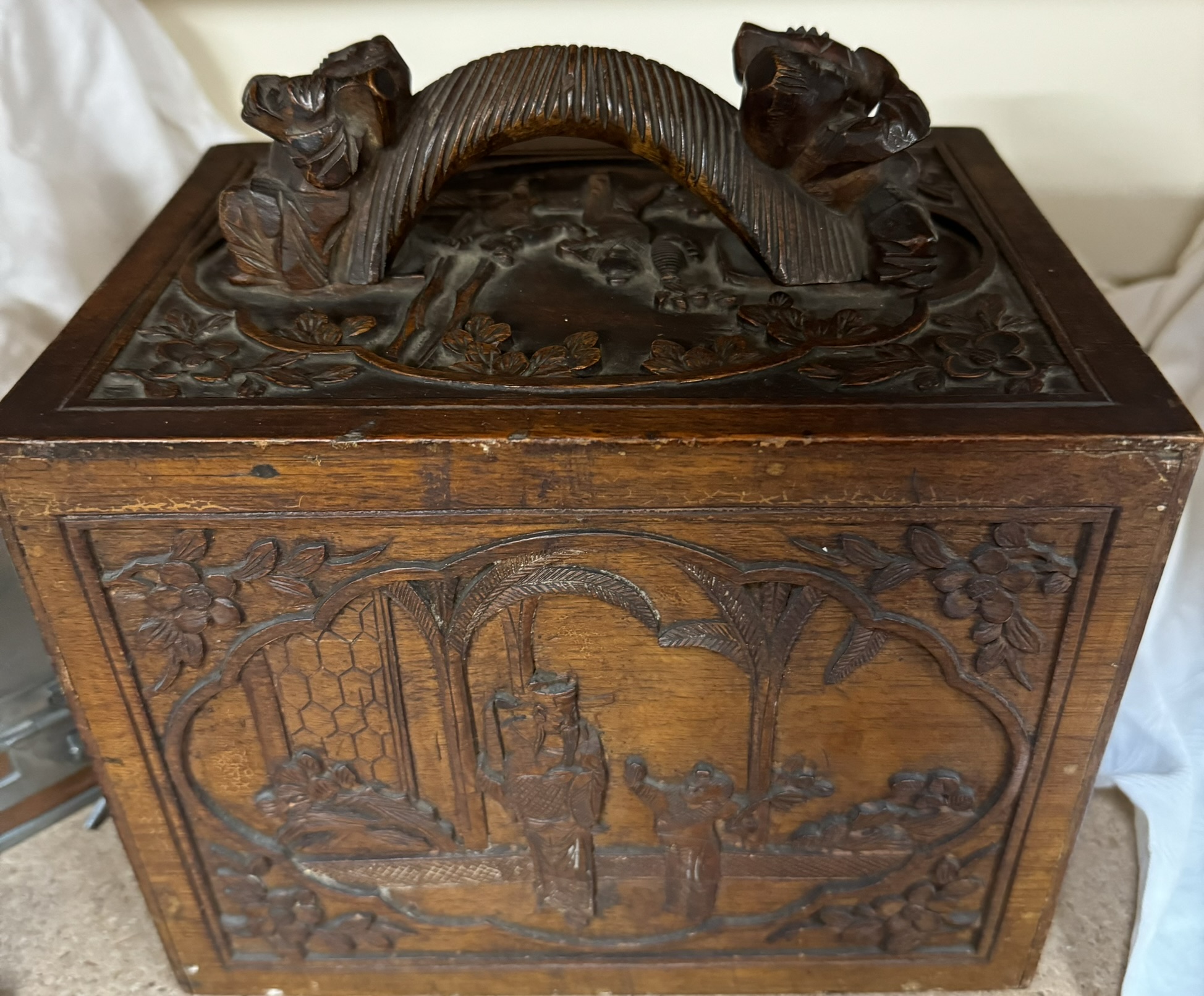 A Chinese Mah Jong set with five drawers of bone and bamboo counters in a carved cabinet together - Image 5 of 8