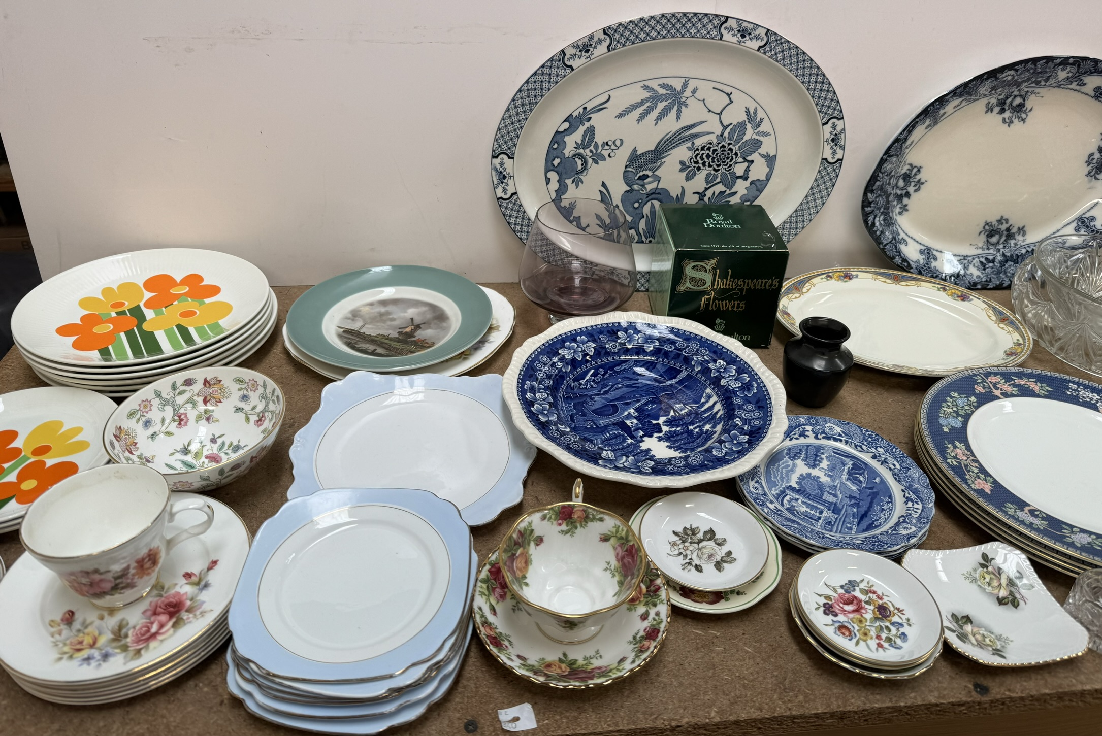 A Wedgwood Blue Siam pattern part tea and dinner service together with porcelain boxes and covers, - Image 3 of 3