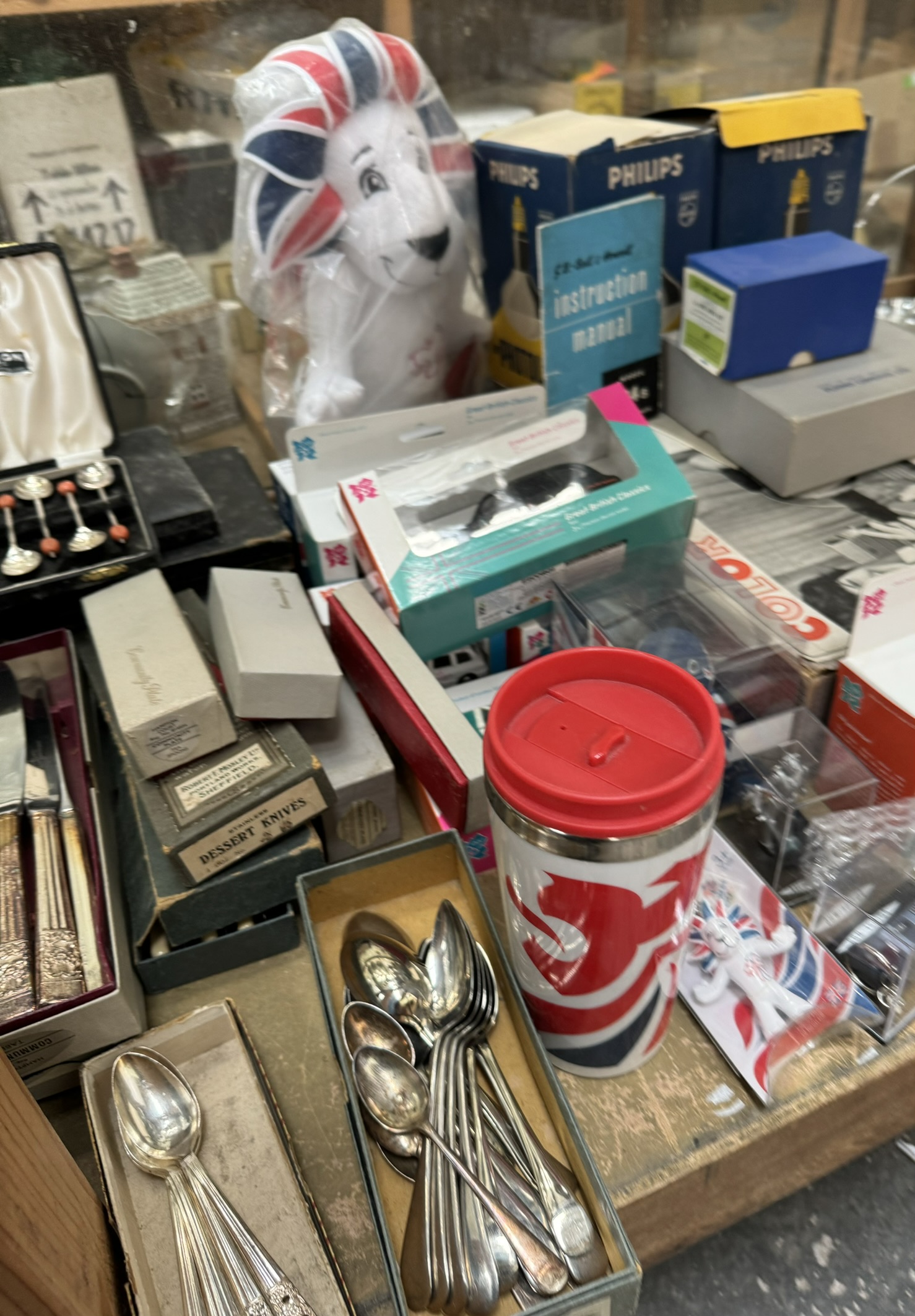 A collection of boxed Community Plate cutlery together with other cased flatwares, - Bild 3 aus 5