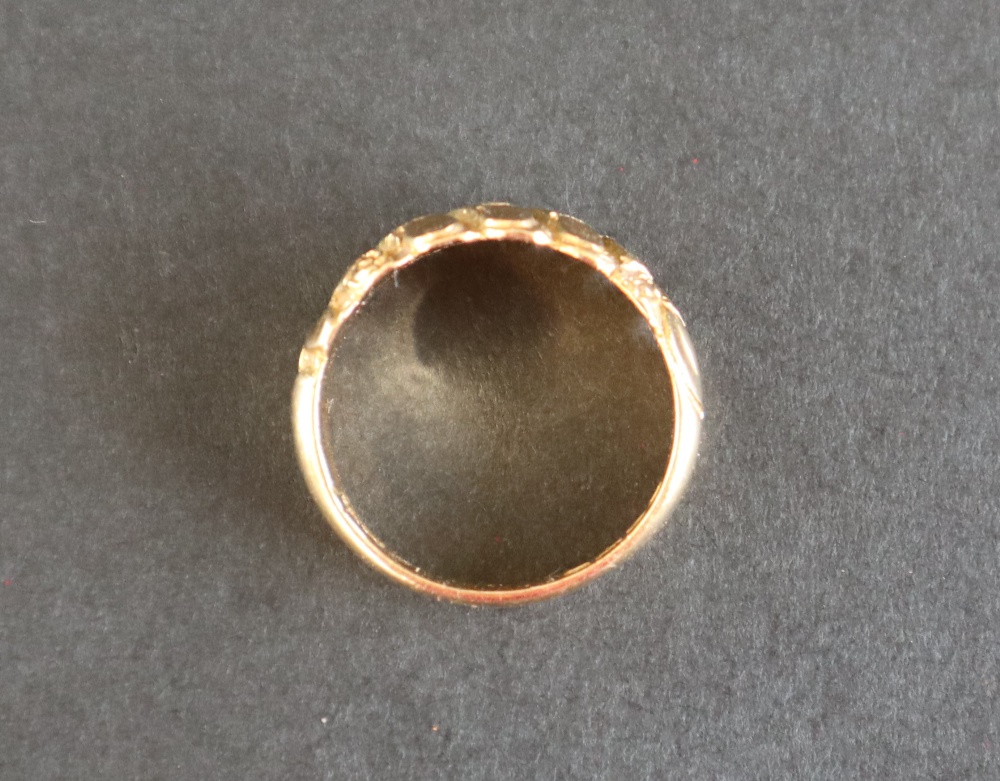 An 18ct yellow gold ring with tapering textured bar decoration, size Q 1/2, - Bild 4 aus 5