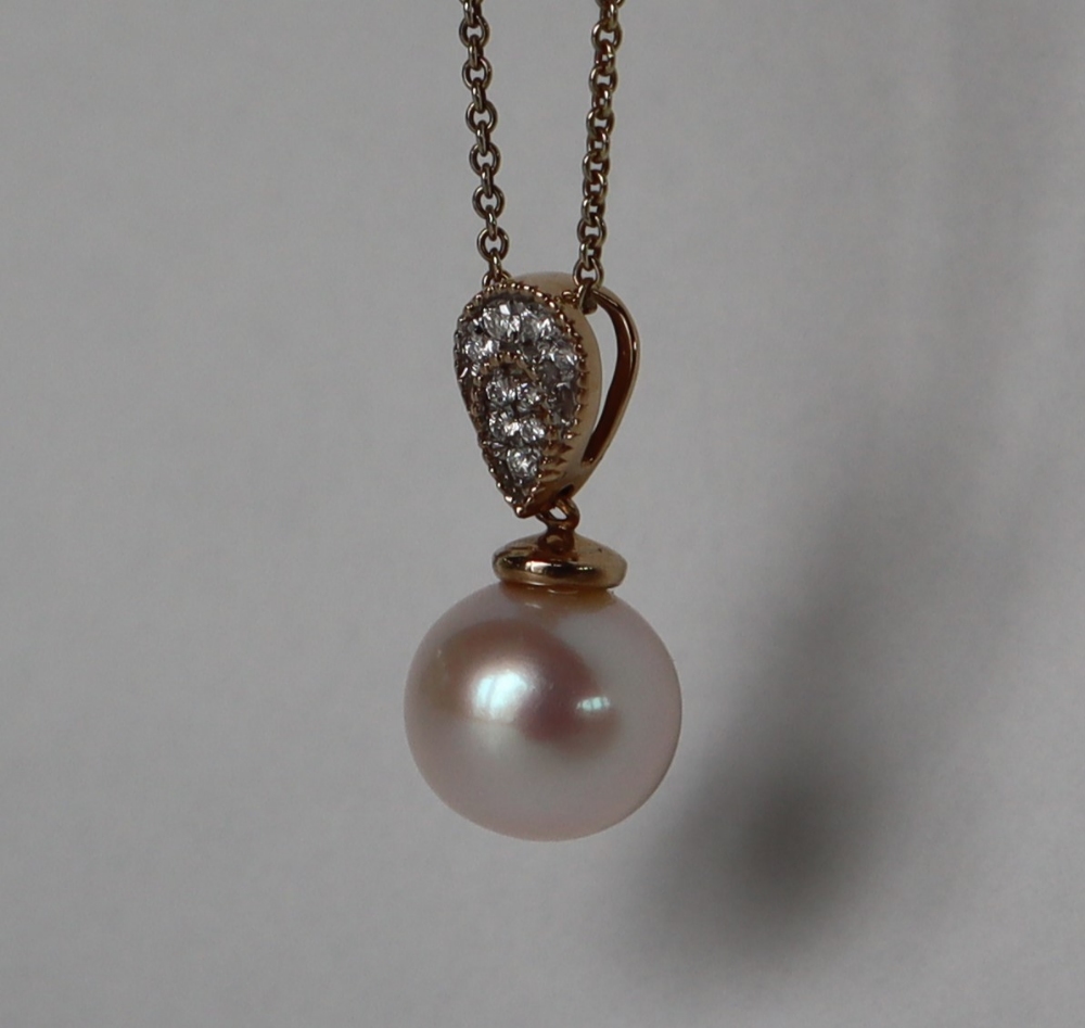 A 9ct yellow gold cultured pearl and diamond inverted pear-shape pendant and chain, - Bild 2 aus 6