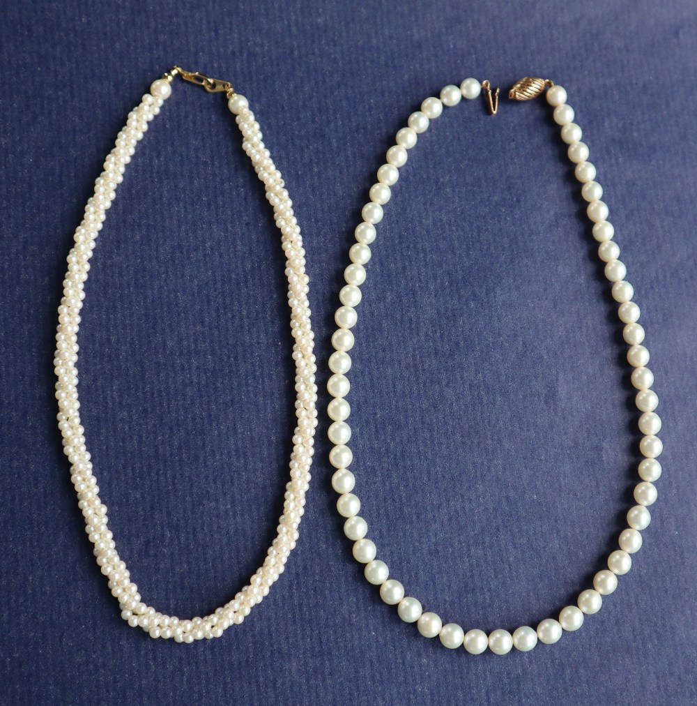 A pearl necklace with fifty nine regular pearls to a 14ct yellow gold oval basket clasp, 42. - Bild 2 aus 3