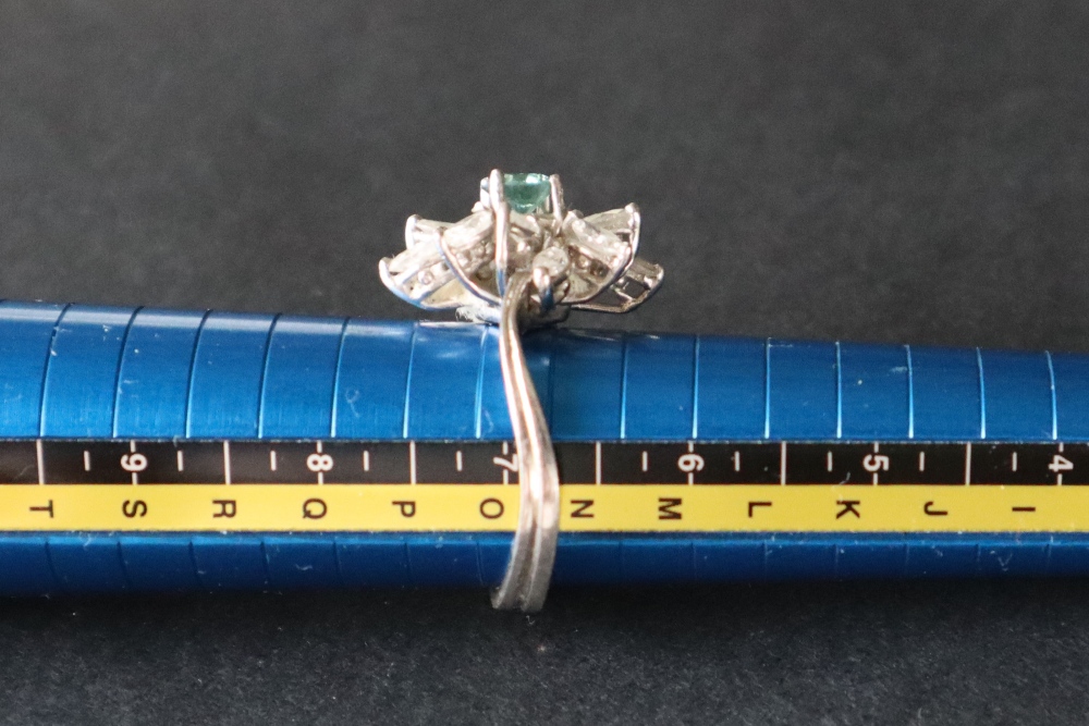 A diamond cluster ring set with a central green round brilliant cut diamond surround by Marquise - Bild 6 aus 7