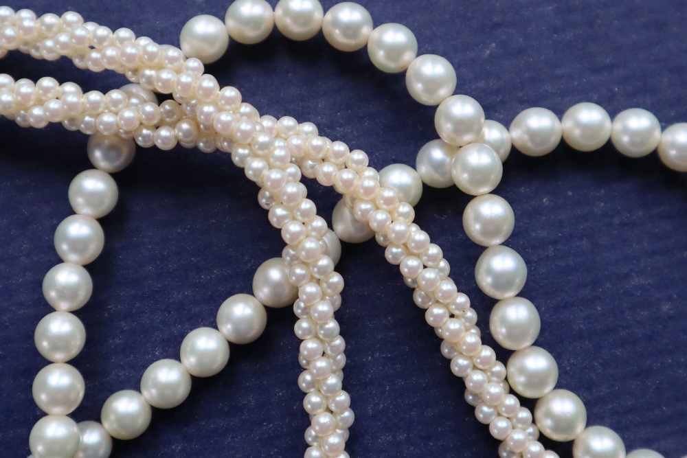 A pearl necklace with fifty nine regular pearls to a 14ct yellow gold oval basket clasp, 42. - Bild 3 aus 3