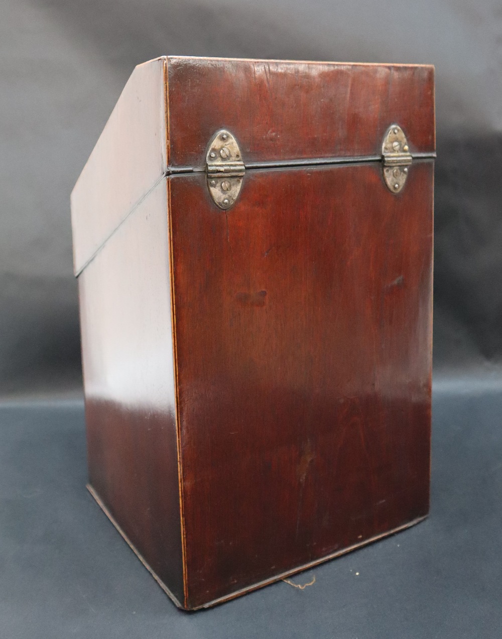 A George III mahogany serpentine fronted knife box with a shell inlaid crossbanded top, - Bild 5 aus 8