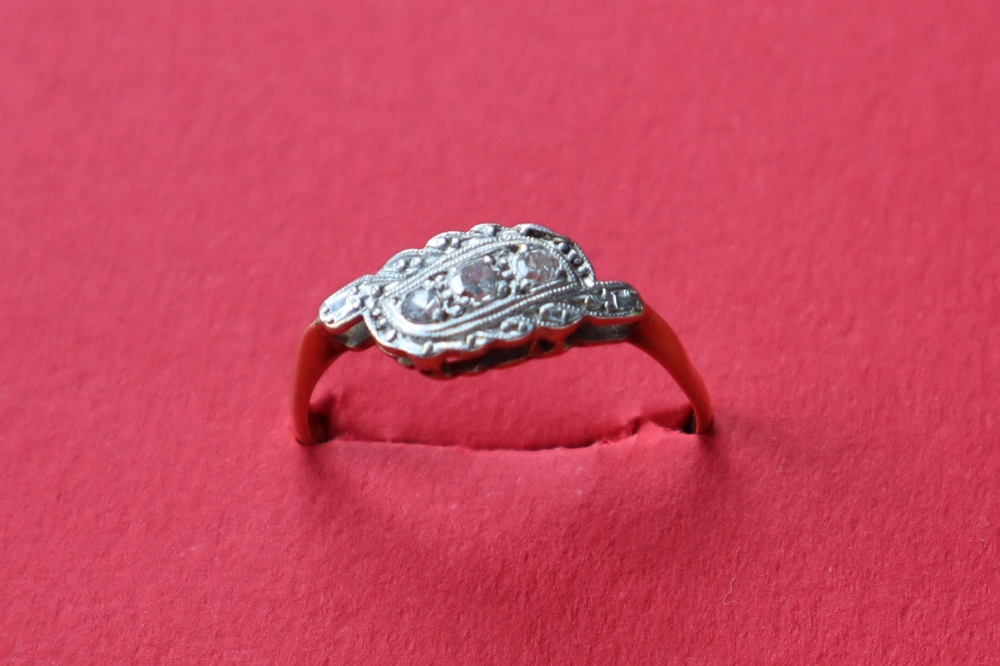 A three stone diamond ring set with round old cut diamonds to a white metal setting and yellow - Image 2 of 5