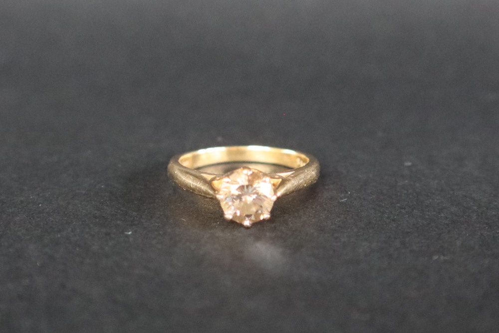 An 18ct yellow gold solitaire diamond ring set with a champagne coloured round brilliant diamond - Bild 3 aus 10