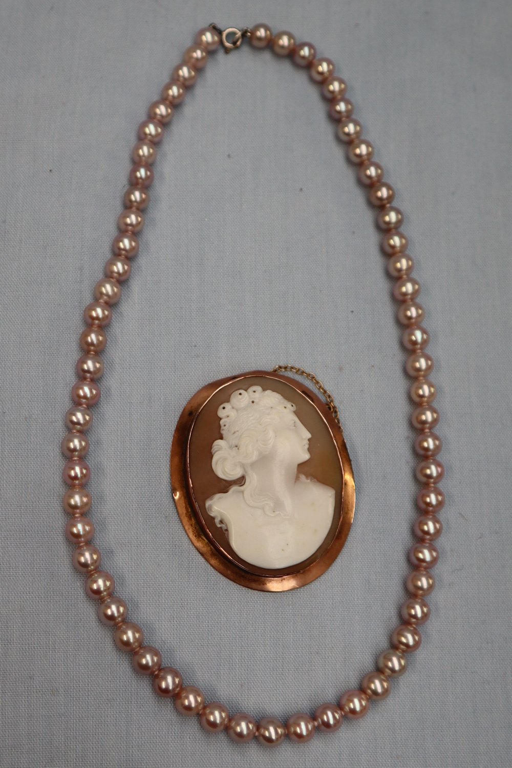 A shell cameo brooch of a maiden in profile to a 9ct gold mount, pink pearls, - Image 2 of 6