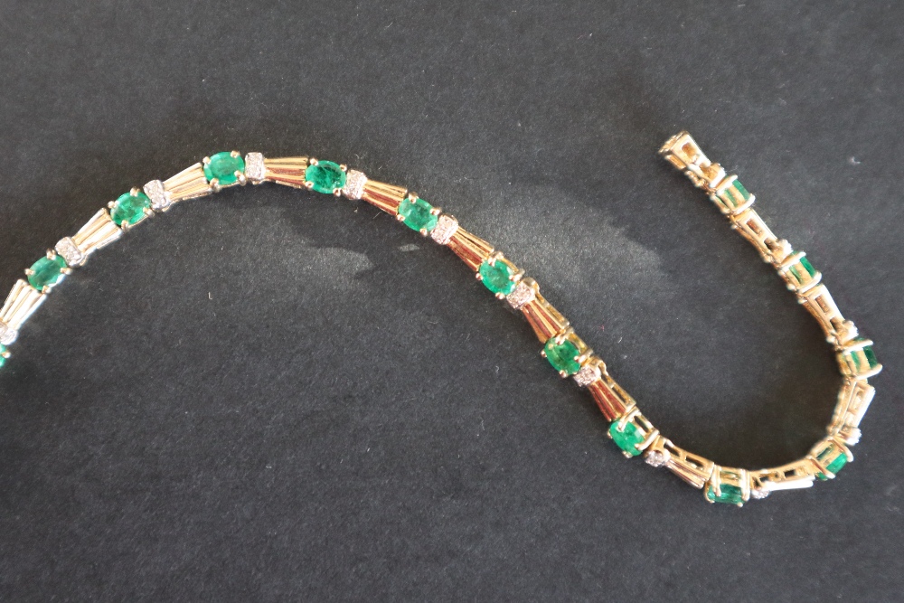 An emerald and diamond tennis bracelet set with sixteen oval faceted emeralds and diamonds to a - Bild 6 aus 6