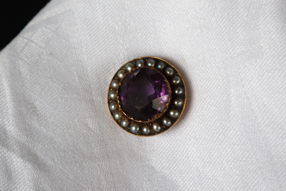 An amethyst and seed pearl brooch of circular form to a yellow metal setting, 25mm diameter, - Bild 2 aus 4