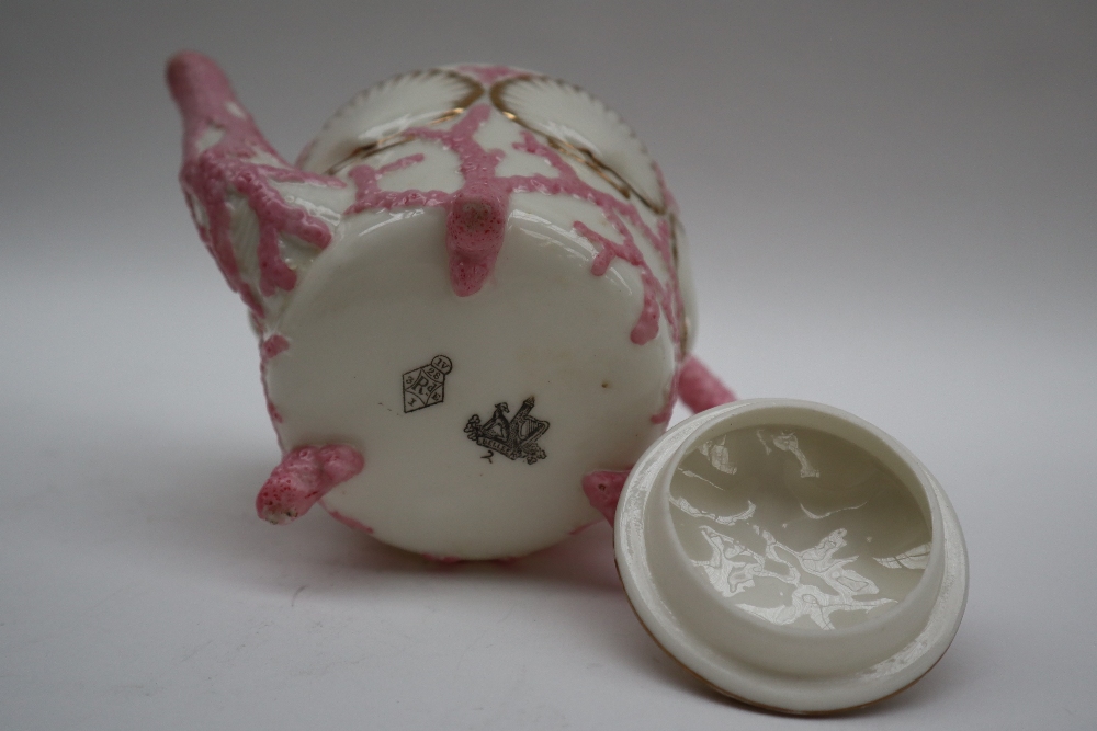 A Victorian Belleek shell and coral bachelor part tea set comprising a tea pot, cream jug, - Bild 7 aus 11