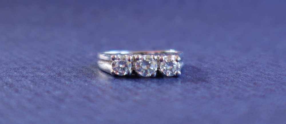 A three stone diamond ring, - Bild 3 aus 5