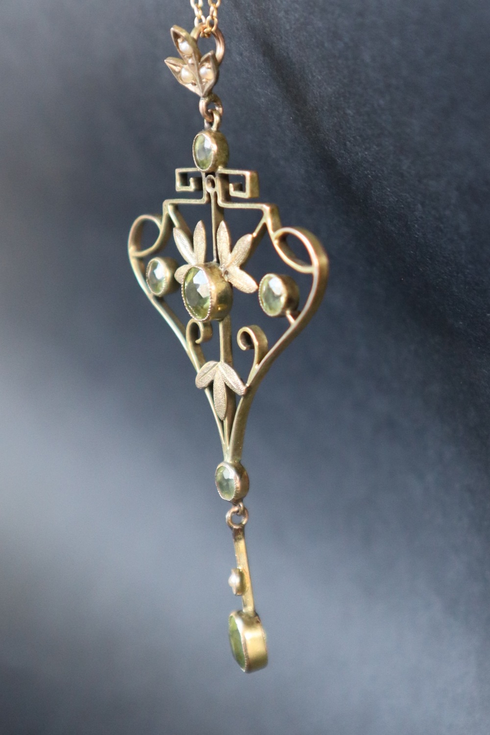 A yellow metal peridot and seed pearl pendant of heart and leaf shape on a yellow metal chain - Bild 3 aus 5