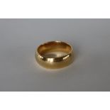 An 18ct yellow gold D shaped wedding band, size X,